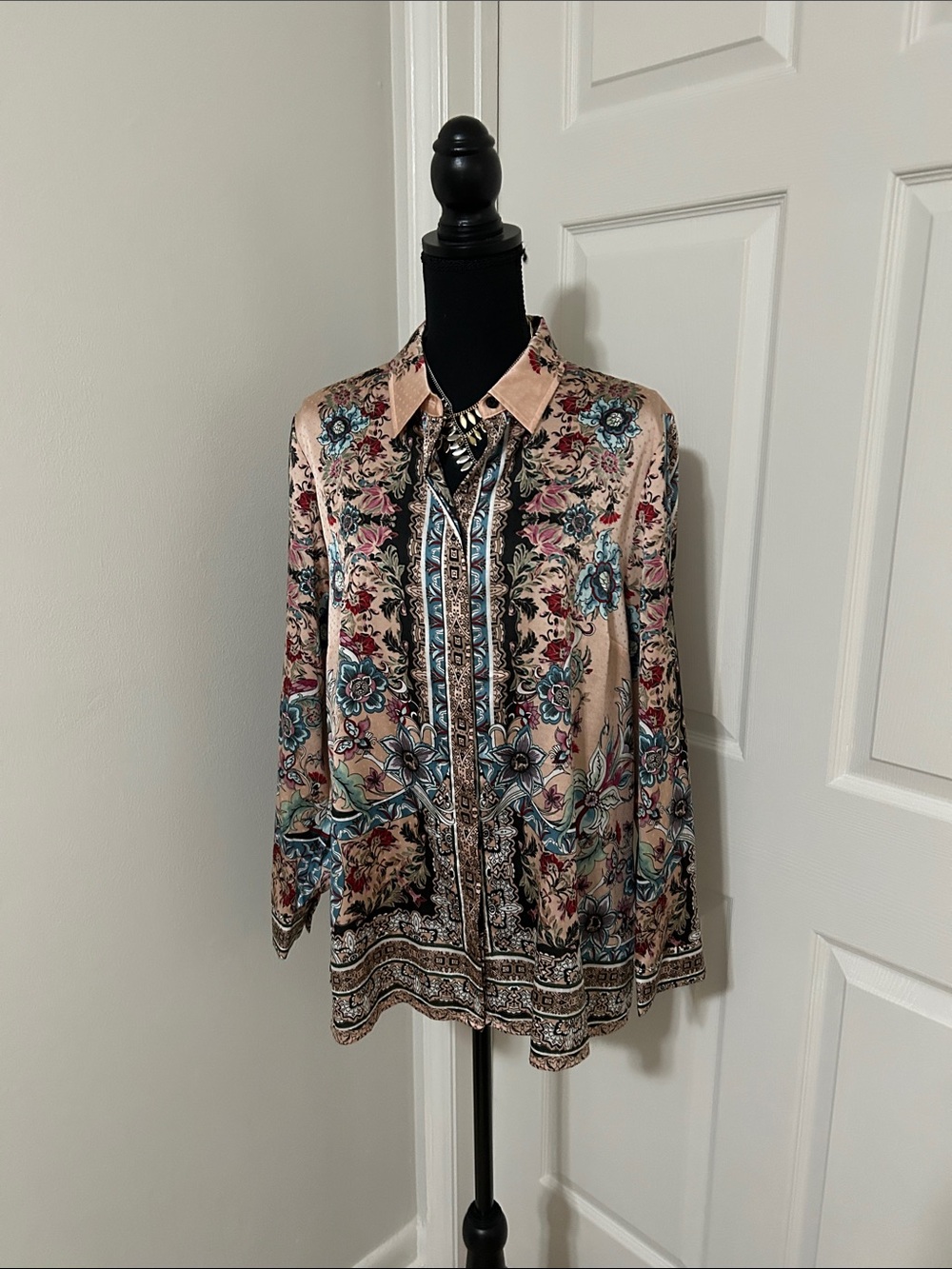 Chico's Size 2 (regular L) Blush Satin Button-Down Floral Shirt